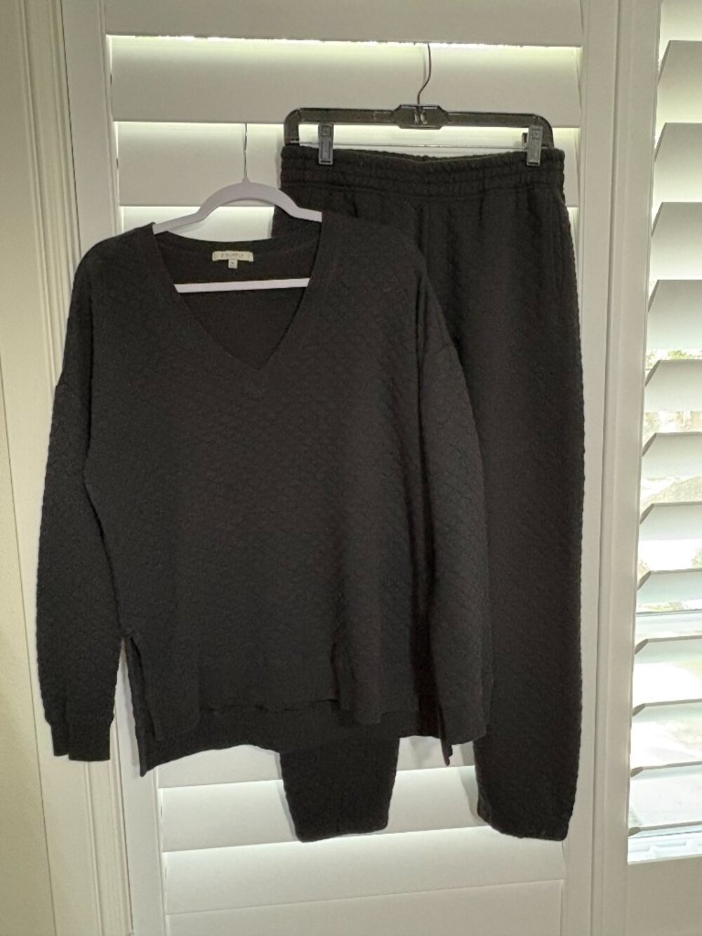 Z Supply Quilted V-neck Sweatshirt & Joggers, Black, Size M